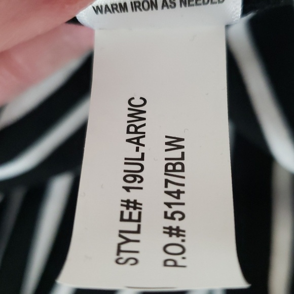 Plus Size NWT Women's Boxy Top 4X Black White Striped V-neck Casual Relaxed New - Picture 11 of 11